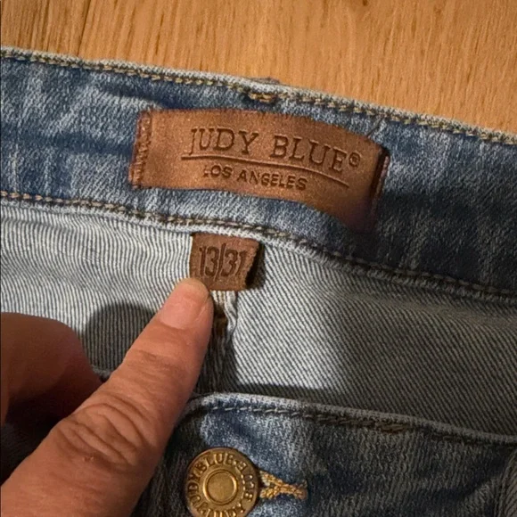 Judy Blue Light Wash Jeans - Picture 3 of 5